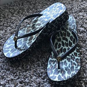 Tory Burch flip flop (platform) leopard print.